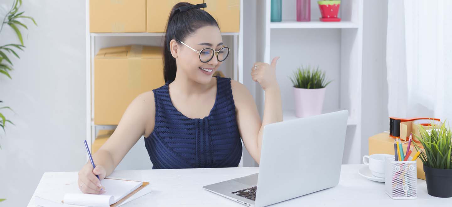 mujer sentada al frente de un computador