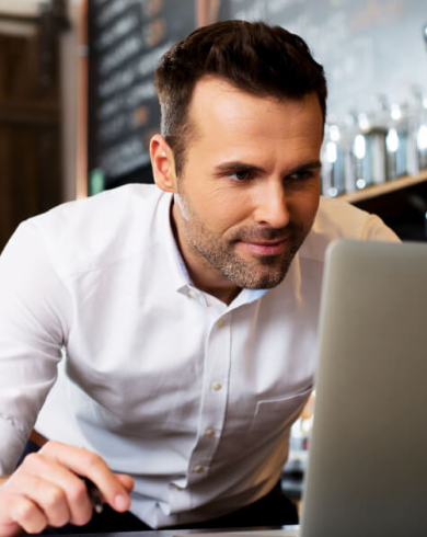 Hombre mirando a la pantalla de computador